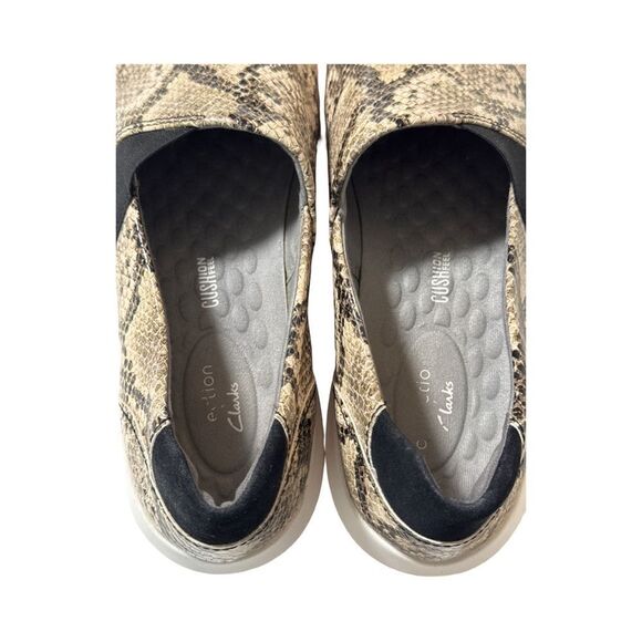 CLARKS SLIP ON CASUAL LOAFER. SNAKESKIN BEIGE - Picture 4 of 10